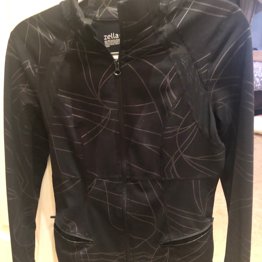 Zella jacket. Black with grey geometric pattern.